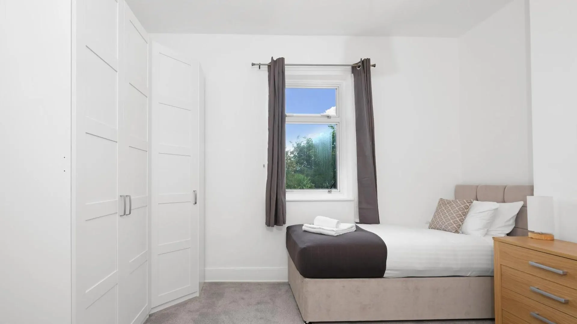 Σπίτι διακοπών Spacious 5-Bedroom 2-Bath Home In Stanwell