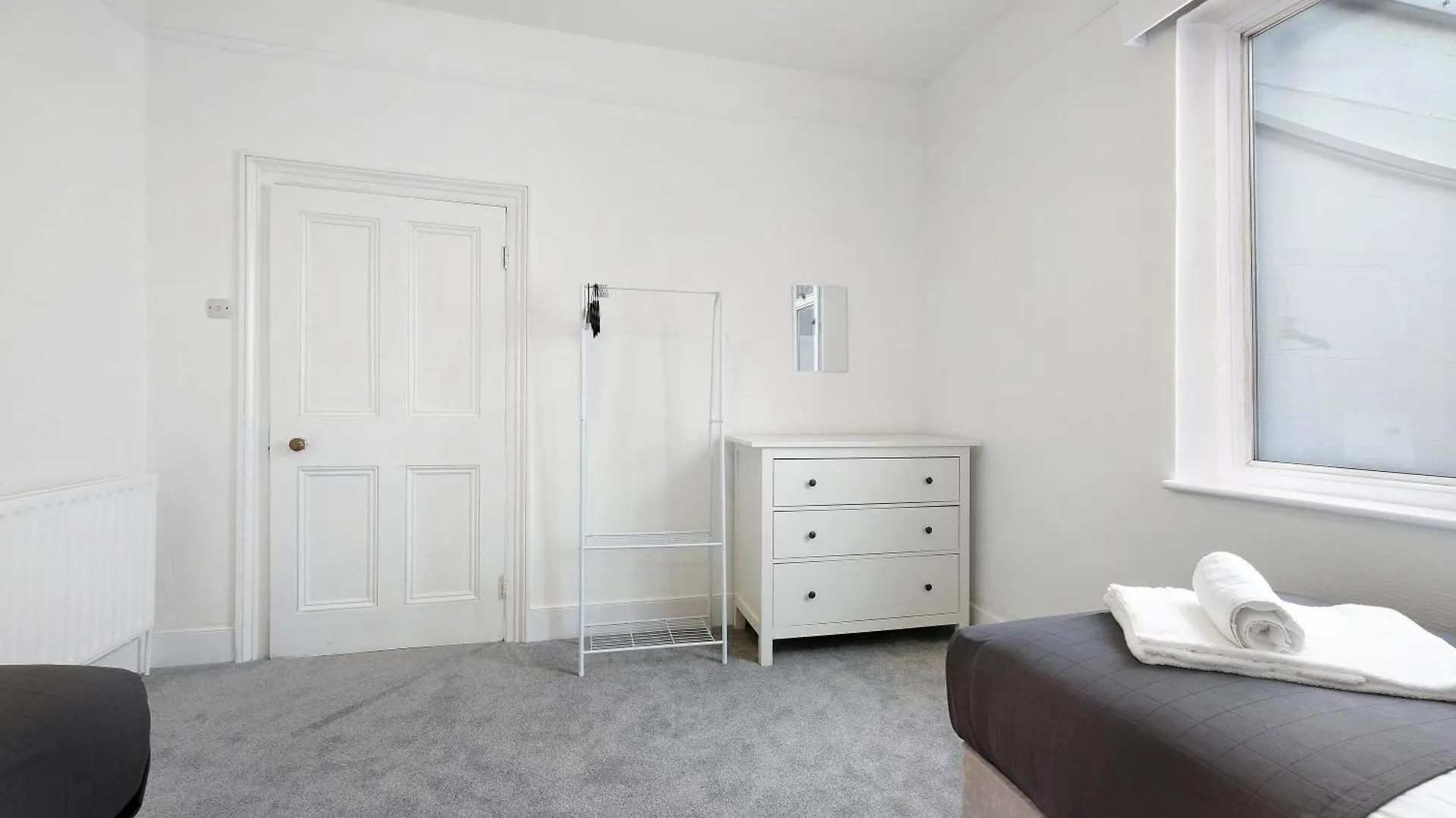 Σπίτι διακοπών Spacious 5-Bedroom 2-Bath Home In Stanwell