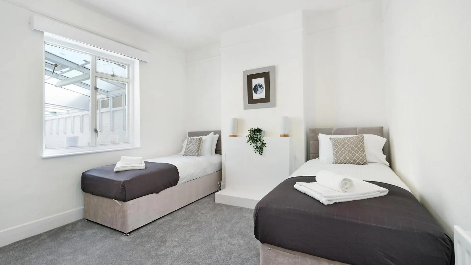 Spacious 5-Bedroom 2-Bath Home In Stanwell 0*,