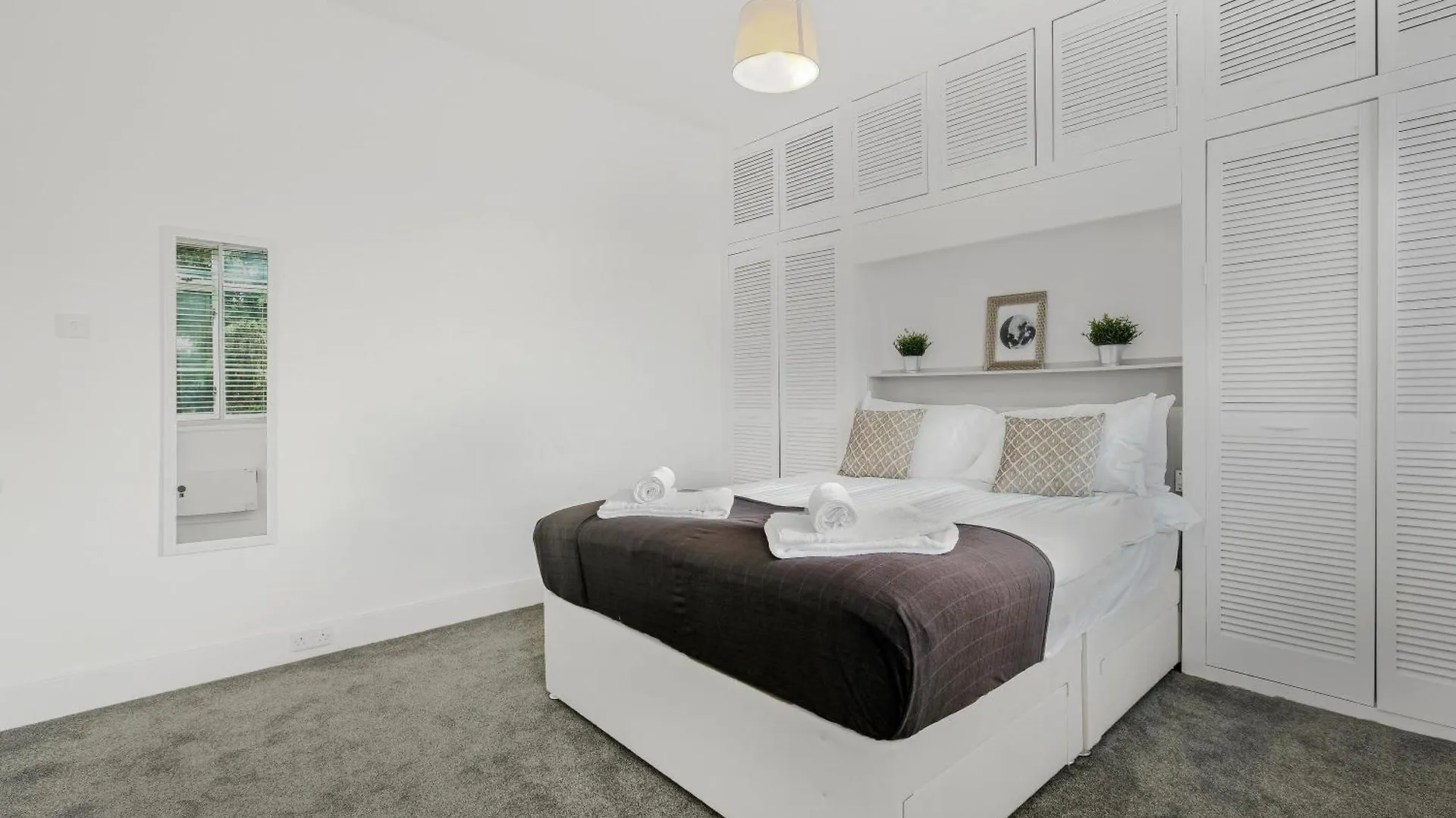 Σπίτι διακοπών Spacious 5-Bedroom 2-Bath Home In Stanwell Ηνωμένο Βασίλειο