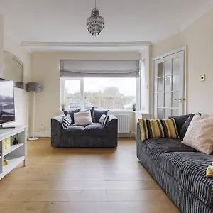 Modern 4 Bedroom House In Heathrow, London Stanwell