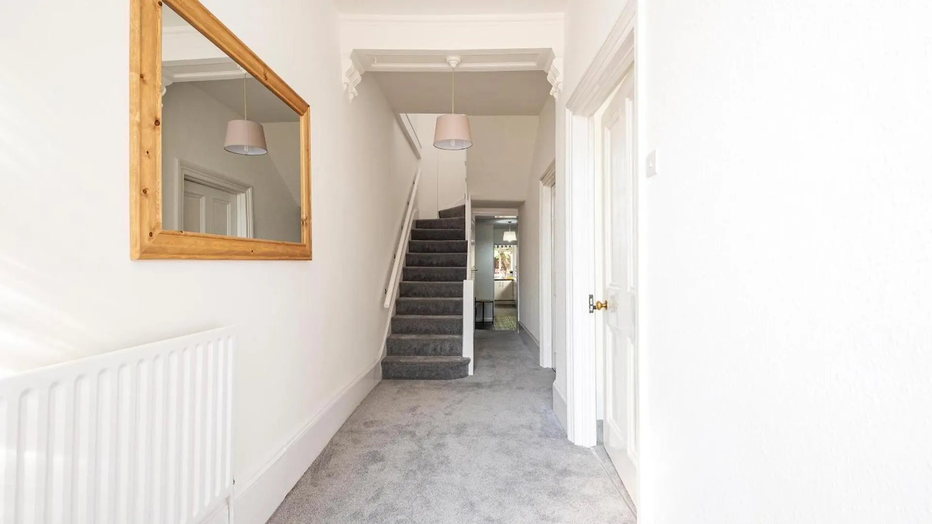 Holiday home Spacious 5-Bedroom 2-Bath Home In Stanwell