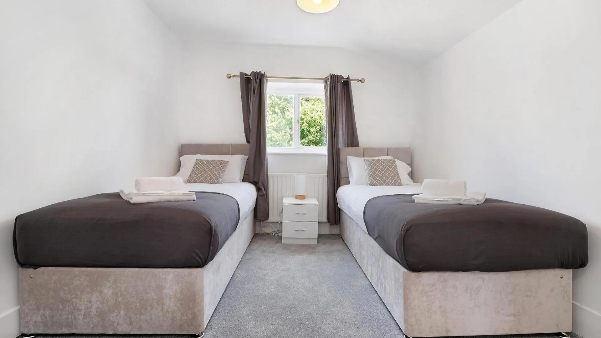Spacious 5-Bedroom 2-Bath Home In Stanwell