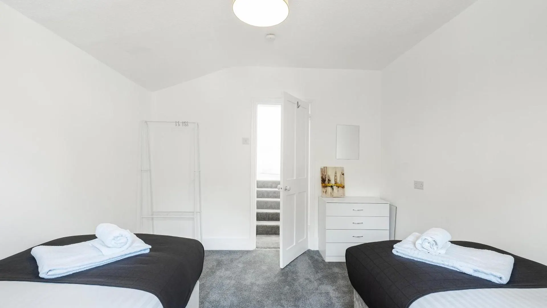 Holiday home Spacious 5-Bedroom 2-Bath Home In Stanwell