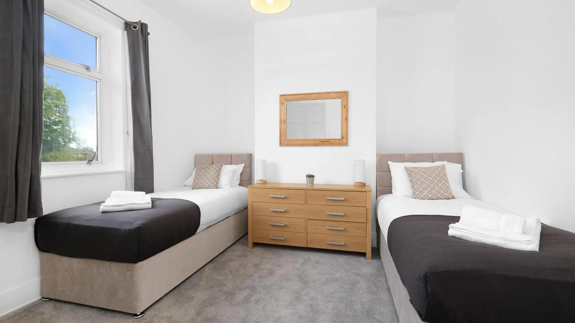 Spacious 5-Bedroom 2-Bath Home In Stanwell Holiday home
