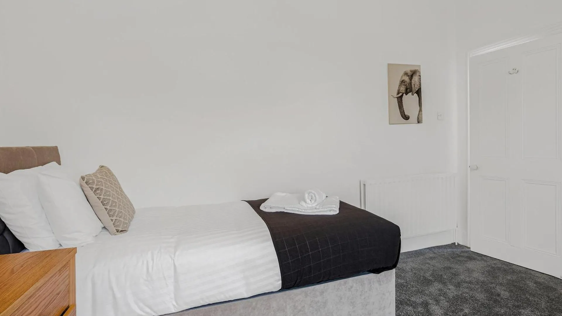 Spacious 5-Bedroom 2-Bath Home In Stanwell 0*,  United Kingdom